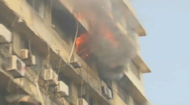 کراچی: آئی آئی چندریگر روڈ پر واقع کامرس سینٹر میں آگ لگ گئی