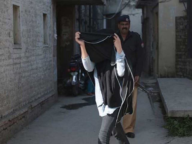 پشاور میں تاجروں سے لاکھوں روپے بھتہ وصول کرنے والی طالبہ گرفتار