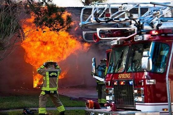 ٹیکساس ، فائر فائٹر نے شعلوں کی لپیٹ میں آنے کے باوجود امدادی کارروائی جاری رکھی