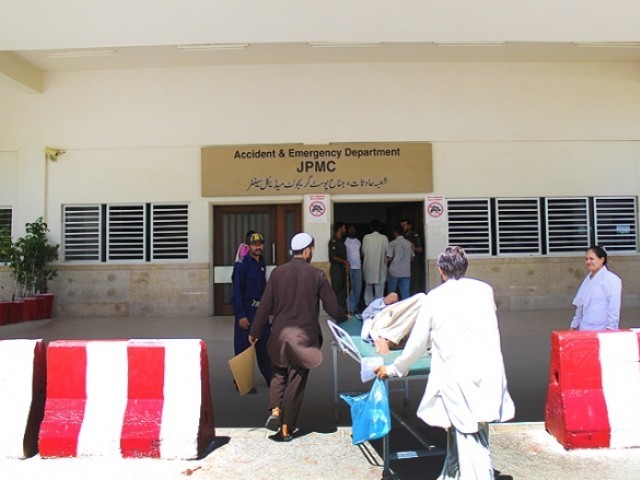 کراچی میں پولیس تشدد کے خلاف سرکاری اسپتالوں کے ایم ایل او سیکشنز میں کام بند