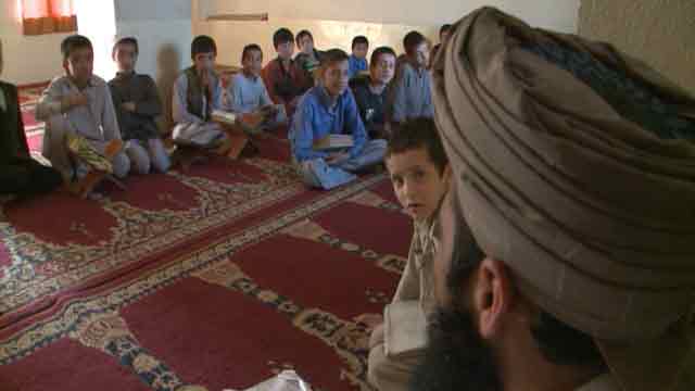 پشاور سے 450 افغان پیش امام ڈی پورٹ