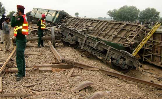 جیکب آباد : ریلوے ٹریک پر دھماکہ، ٹرین کی چار بوگیاں الٹ گئیں، 10 افراد زخمی