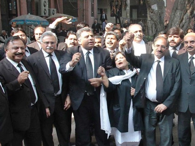 کراچی کی وکلاء برادری کا 21 ویں آئینی ترمیم کے خلاف یوم سیاہ