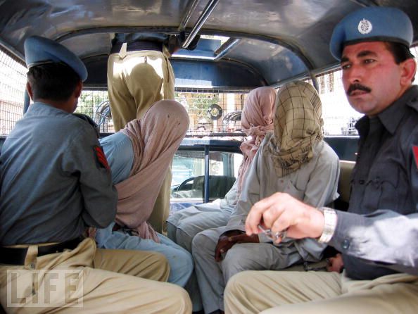 کراچی : پولیس کا جوئے کے اڈے پر چھاپہ، 10 جواری گرفتار