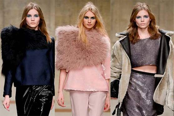 لندن فیشن ویک میں ماڈلز کی منفرد ملبوسات کے ساتھ ریمپ پر واک