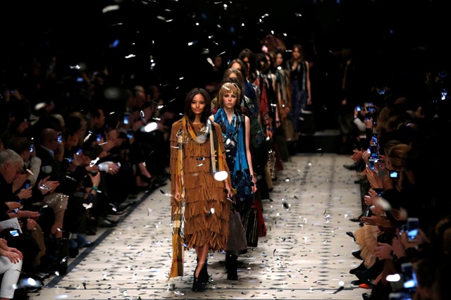 لندن میں جاری فیشن ویک میں نت نئے ملبوسات کی نمائش