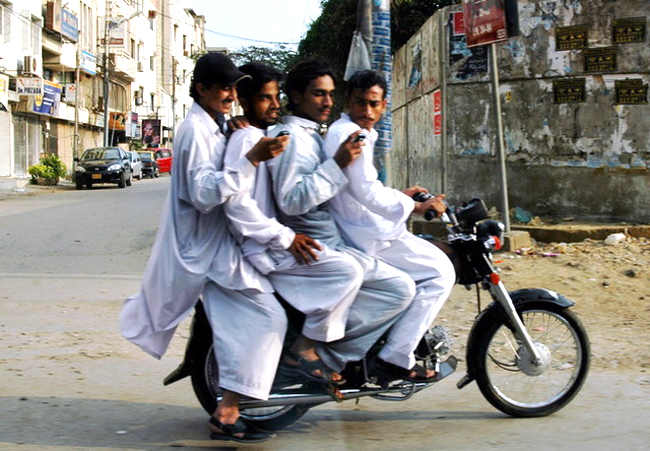 کیسے ایک میسج 5 جانیں لے گیا ..؟؟ یہ شک کا انجام  ہے  یا..؟؟