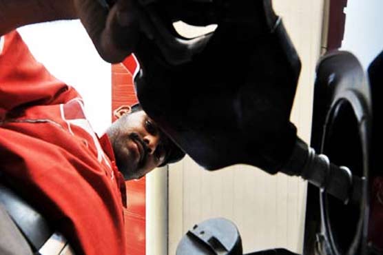 پٹرولیم مصنوعات کی قیمتوں میں بارہ روپے باسٹھ پیسے فی لٹر اضافے کا امکان