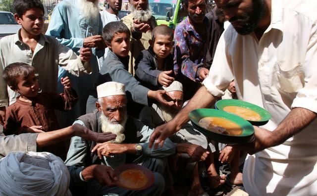 آخر غریب کارکن کا مقدر دھکے  ہی کیوں ۔۔۔۔۔؟