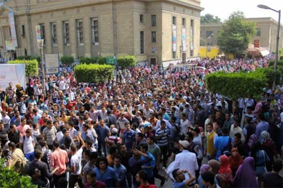 قاہرہ میں سینکڑوں طلبا یونیورسٹی پر کریک ڈاؤن کے خلاف سڑکوں پر نکل آئے