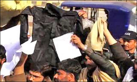 محکمہ جیل کے برطرف ملازمین کا پشاور میں احتجاجی مظاہرہ