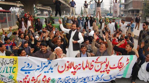 رکشہ یونین کا چالانوں کیخلاف میٹرو ٹریک بند کر کے دھرنا