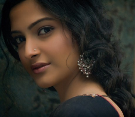 سونم کپور سانس کی تکلیف کے باعث اسپتال منتقل