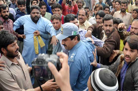 فیصل آباد: ٹریفک وارڈن نے رکشا ڈرائیور کا سر پھاڑ دیا