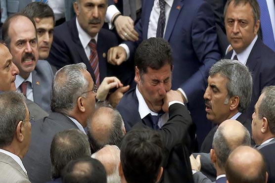 سکیورٹی بل تنازع ، ترک پارلیمنٹ میدان جنگ بن گیا