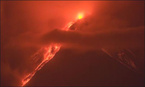 گوئٹے مالا میں آتش فشاں پھٹ پڑا،قریبی آبادی کو خالی کرالیا گیا