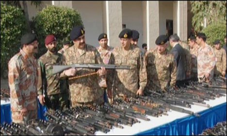 آرمی چیف کو کراچی آپریشن میں پکڑا گیا اسلحہ دکھایا گیا