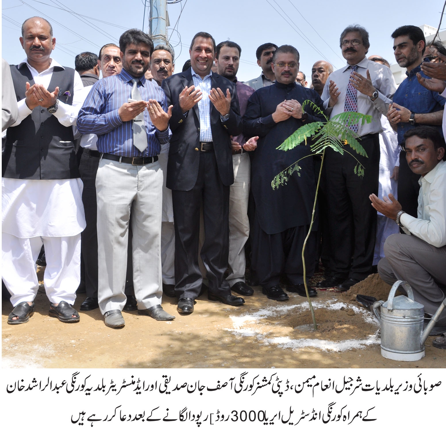 شرجیل انعام میمن ایڈمنسٹر بلدیہ کورنگی عبدالراشید خان کے ہمراہ پودا لگانے کے بعد دعا کر رہے ہیں