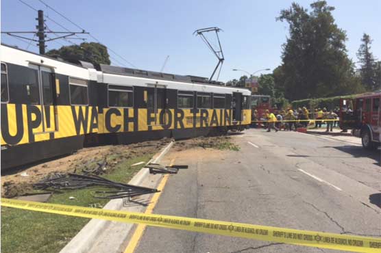 لاس اینجلس : مسافر ٹرین کار سے ٹکرا گئی، 21 افراد زخمی