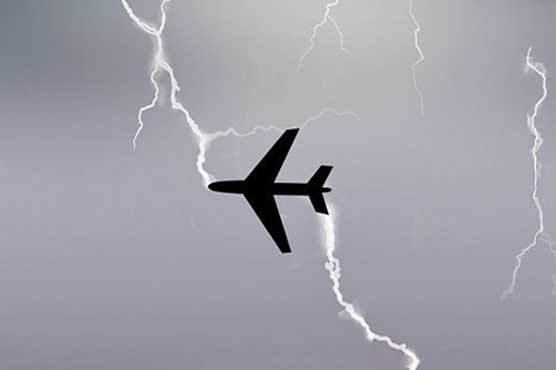 بحرین سے لاہور آنے والے طیارے پر آسمانی بجلی گرگئی