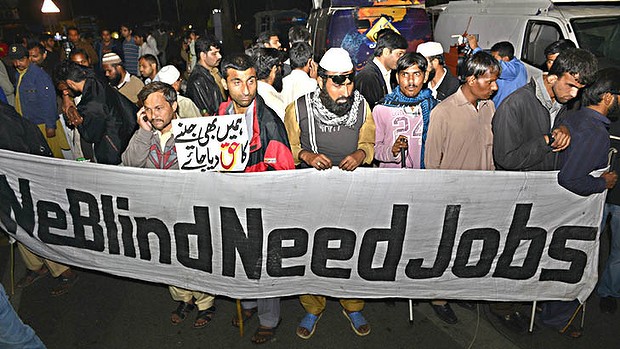 نابینا افراد کی حق تلفی کیوں؟