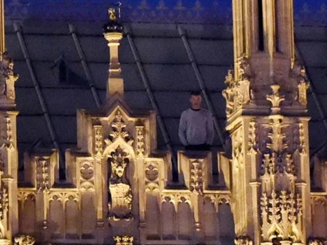 برطانوی پارلیمنٹ کی چھت پر موجود مشکوک شخص کو پولیس نے گرفتار کر لیا