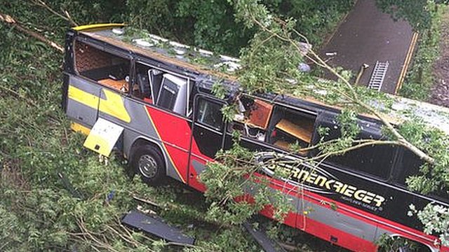 ملتان : جھنگ جانیوالی بس تیز رفتاری کے باعث الٹ گئی، چالیس مسافر زخمی