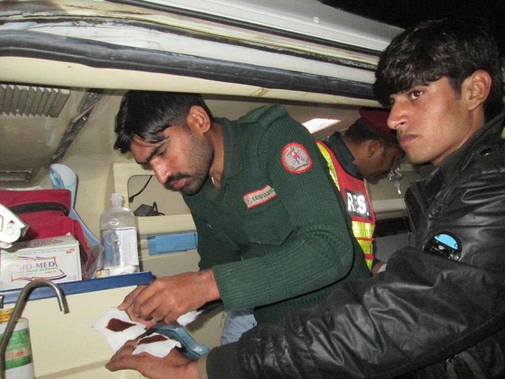 ڈئیوہ بس اور ٹرالی میں تصادم 6 افراد  زخمی۔