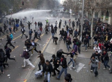 چلی : پر تشدد مظاہروں کے دوران پولیس اہلکار ہلاک، تین زخمی