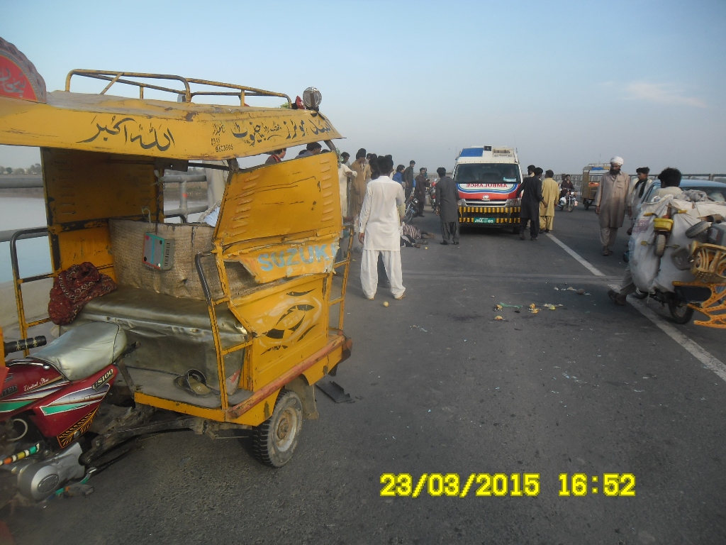 چنگچی رکشہ تیز رفتاری کے باعث الٹ گیا  آٹھ افراد شدید زخمی