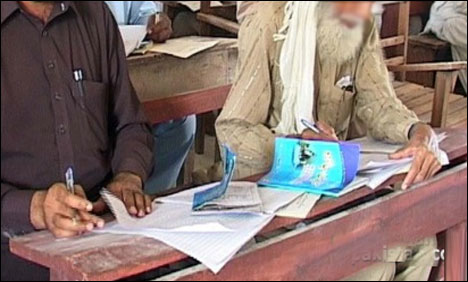 پشاور : طلبا کو نقل میں مدد فراہم کرنے پر 8 افراد برطرف