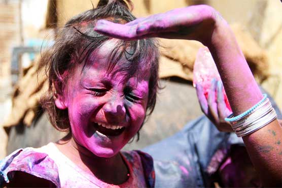 پاکستان میں ہندو برادری نے رنگوں کا تہوار ہولی خوب دھوم دھام سے منایا