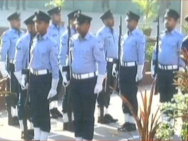 یوم پاکستان پر مزار اقبال پر گارڈز کی تبدیلی کی پروقار تقریب