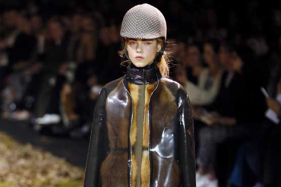 پیرس فیشن ویک کی رنگیناں جاری، شائقین کو اپنی گرفت میں لے لیا