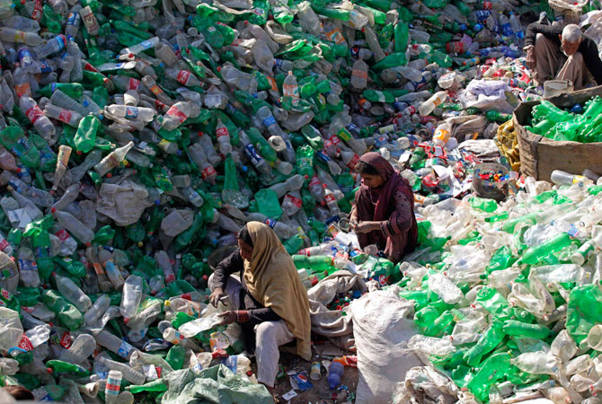 پاکستان میں استعمال شدہ پلاسٹک سے فیول بنانےکا کامیاب تجربہ