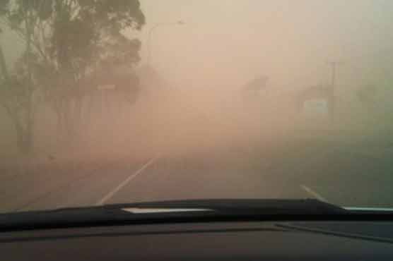 کراچی میں گرد آلود ہواؤں کے باعث حد نگاہ کم، شہریوں کو مشکلات