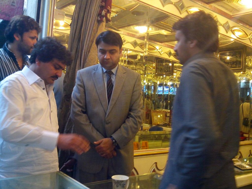 پاکستان تحریک انصاف کے ضلعی صدر راجہ یاسر ہمایوں سرفراز نے صرافہ بازار کا دورہ کیا