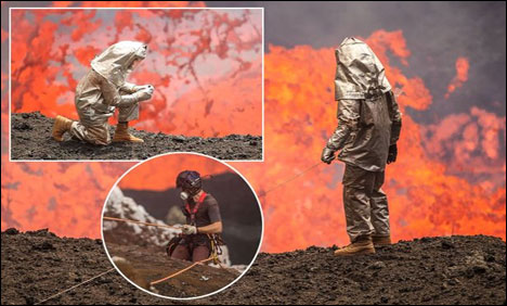 مہم جو منچلا آتش فشاں کے اُبلتے ہوئے لاوے کے دھانے پہنچ گیا