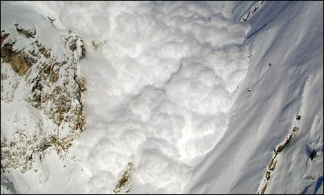 چترال: پہاڑی تودہ گرنے سے پانی کا بہاؤ رک گیا