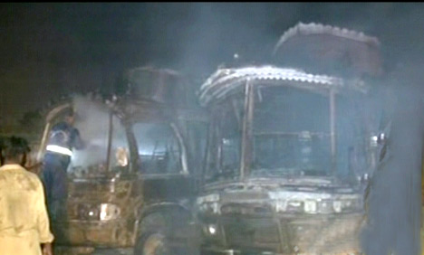 کراچی: شارٹ سرکٹ کے باعث 4 بسیں جل کر خاکستر
