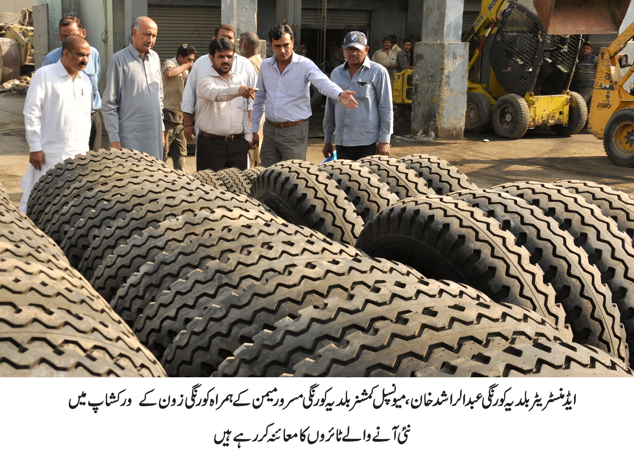 عبدالراشد خان نے  مسرور میمن کے ہمراہ کورنگی زون کے ورکشاپ میں میں نئی آنے والے ٹائروں کا معائنہ کیا