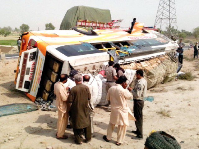 نواب شاہ میں مسافر بس اور ٹرک میں تصادم سے 5 افراد جاں بحق