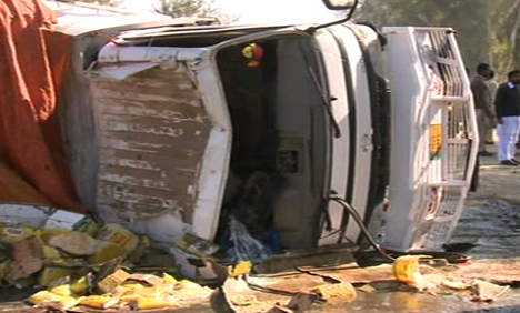 جھنگ : ٹرک بے قابو ہو کر گھر پر الٹ گیا، 4 بچوں سمیت 7 افراد جاں بحق، 4 زخمی