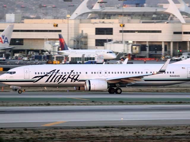 الاسکا ایئرلائن کے کارگو میں پھنسے شخص کو نکالنے کیلئے جہاز کی ہنگامی لینڈنگ