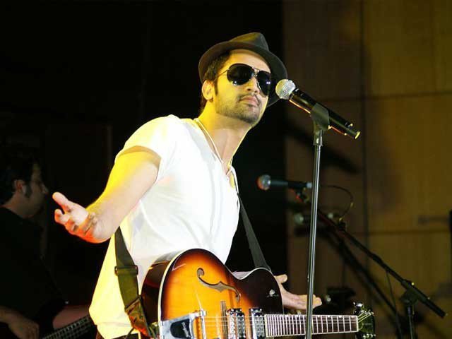 ہندو انتہا پسندوں کی عاطف اسلم کو بھارت میں کنسرٹ کرنے پر سنگین نتائج کی دھمکی