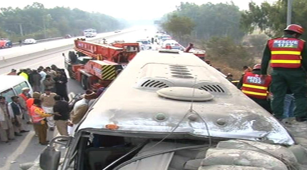 انڈس ہائی وے پر بس اور ٹرک میں تصادم سے 6 افراد جاں بحق، 20 زخمی