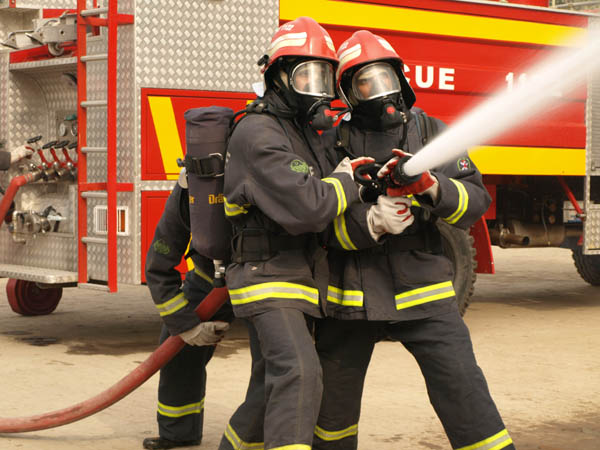 کراچی : نجی بینک کی عمارت میں آتشزدگی، فائر بریگیڈ نے آگ پر قابو پا لیا