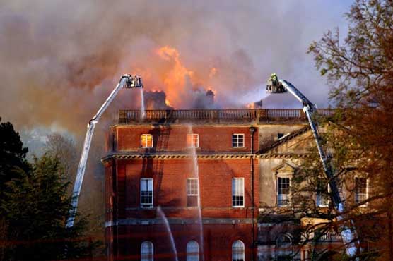 برطانیہ، سرے میں اٹھارہویں صدی کے گھر میں آتشزدگی