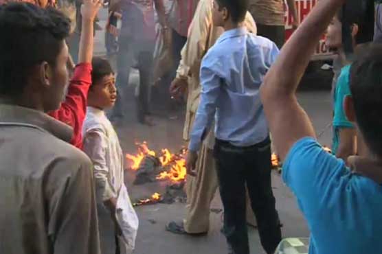 کراچی: کریم آباد میں کشیدگی، تحریک انصاف کے دفتر پر پتھراؤ، جھنڈے نذر آتش