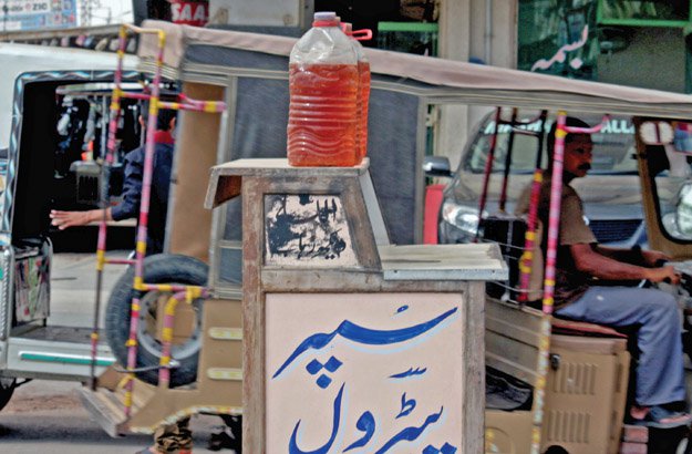 رانا گلزار احمد کی ہدایت پر غیر قانونی طور پر پیٹرولیم مصنوعات کی فروختگی خلاف کاروائی مہم جاری